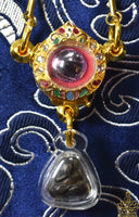 Collier sacré avec bille des Nâgas rose et Phra Pidta en sable du Mékhong (Wat Pochai – Udon Thani) La Magie du Bouddha.