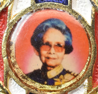 Broche pendentif portrait de la Reine Mère Srinagarindra en métal doré émaillé – Années 1990 La Magie du Bouddha.