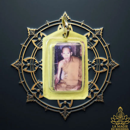 Amulette portrait photographique d’un vénérable thaï avec Takut ancienne au dos La Magie du Bouddha.