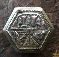 Reliques de Luang Phor Suwang dans un pot Angkor Wat – Amulette, perles sacrées et fil Sai-Sin béni La Magie du Bouddha.