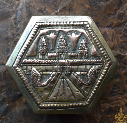 Reliques de Luang Phor Suwang dans un pot Angkor Wat – Amulette, perles sacrées et fil Sai-Sin béni La Magie du Bouddha.