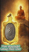 Médaille tortue sacrée Phaya Tao Ruean Rian Sukjai avec Bouddha Phra Sanghajai - Très Vénérable Luang Phor Liew du Wat Rai Theng Thong
