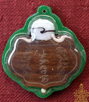 Amulette chinoise ancienne de Guan Yin aux mille bras en bois avec perle relique La Magie du Bouddha.