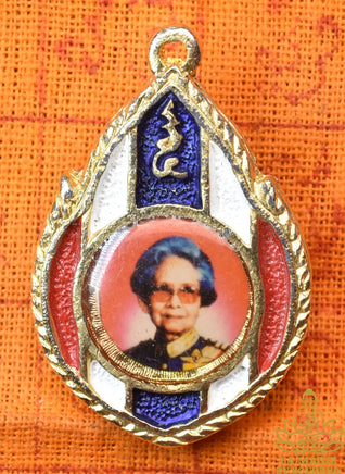 Broche pendentif portrait de la Reine Mère Srinagarindra en métal doré émaillé – Années 1990 La Magie du Bouddha.