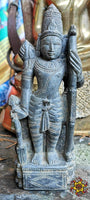 Statue de pierre grise du dieu Rama.