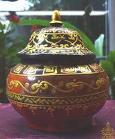Reliquaire ancien en bois peint – Amulette Bouddha et perles sarira vertes (Chiang Mai, années 80)