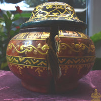 Reliquaire ancien en bois peint – Amulette Bouddha et perles sarira vertes (Chiang Mai, années 80)