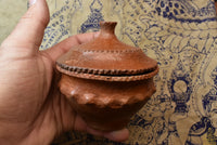 Reliquaire ancien Mön avec Bouddha en plomb et perles sarira multicolores La Magie du Bouddha.