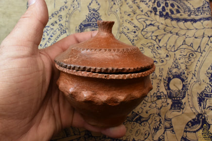 Reliquaire ancien Mön avec Bouddha en plomb et perles sarira multicolores La Magie du Bouddha.