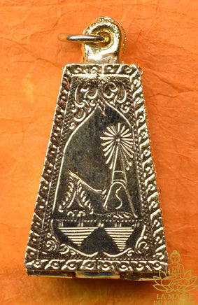 Amulette artisanale thaïlandaise Bouddha en os de buffle d’eau sculpté La Magie du Bouddha.