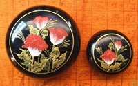 Reliquaires anciens en bois laqué décoré de fleurs – perles sarira, Phra Somdej et Luang Phor Sothorn