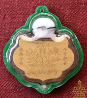 Amulette chinoise ancienne de Guan Yin aux mille bras en bois avec perle relique La Magie du Bouddha.