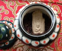 Collection de reliques sarira, chapelet et image du Bouddha.