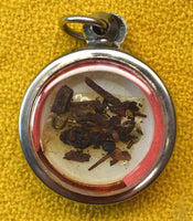 Amulette portrait de Luangta Mahābua – Relique de bétel mâché (pièce rare) La Magie du Bouddha.