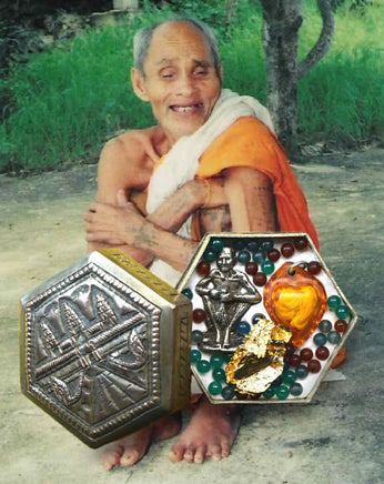 Reliques de Luang Phor Suwang dans un pot Angkor Wat – Amulette, perles sacrées et fil Sai-Sin béni La Magie du Bouddha.