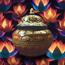 Reliquaire ancien en bois peint – Amulette Bouddha et perles sarira vertes (Chiang Mai, années 80)