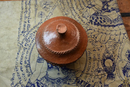 Reliquaire ancien Mön avec Bouddha en plomb et perles sarira multicolores La Magie du Bouddha.