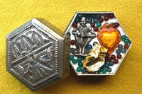 Reliques de Luang Phor Suwang dans un pot Angkor Wat – Amulette, perles sacrées et fil Sai-Sin béni La Magie du Bouddha.