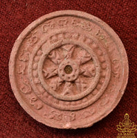 Grosse amulette rouge Phra Buddha Chinnarat et Dharmachakra - Wat Phra Si Rattana Mahathat