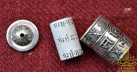 Pendentifs moulins à prières artisanaux en métal repoussé, disponibles en argent et or La Magie du Bouddha.