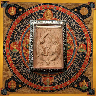 Amulette Salika-Kru avec graine sacrée rouge – Kruba Krissana (Wat Pah Mahawan, Nakhon Ratchasima) La Magie du Bouddha.