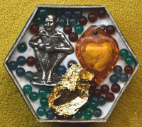 Reliques de Luang Phor Suwang dans un pot Angkor Wat – Amulette, perles sacrées et fil Sai-Sin béni La Magie du Bouddha.
