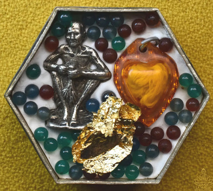 Reliques de Luang Phor Suwang dans un pot Angkor Wat – Amulette, perles sacrées et fil Sai-Sin béni La Magie du Bouddha.