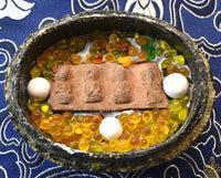 Petite collection de reliques bouddhistes – Boîte ancienne, tablette votive et perles sacrées sarira. La Magie du Bouddha.