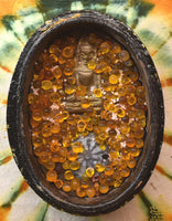 Reliquaire ancien aux perles sarira ambrées et Bouddha Phra Phong Suphan