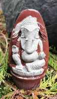 Ganesh sculpté dans un shiva lingam. 