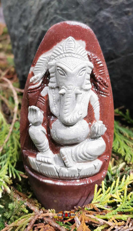 Ganesh sculpté dans un Shiva Lingam. La Magie du Bouddha.