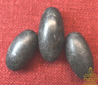 Shiva Lingam noirs authentiques en pierre polie (trois tailles disponibles) La Magie du Bouddha.