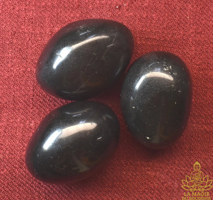 Shiva Lingam noirs authentiques en pierre polie (trois tailles disponibles) La Magie du Bouddha.