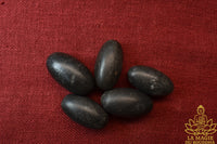 Shiva Lingam noirs authentiques en pierre polie (trois tailles disponibles) La Magie du Bouddha.
