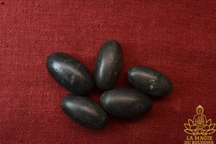 Shiva Lingam noirs authentiques en pierre polie (trois tailles disponibles) La Magie du Bouddha.