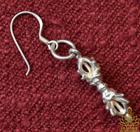 Boucle d’oreille Dorje en métal argenté pour pratiquant tantrique tibétain La Magie du Bouddha.