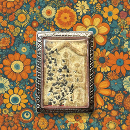 Amulette ancienne aux six Bouddhas avec pierres-reliques Phratat