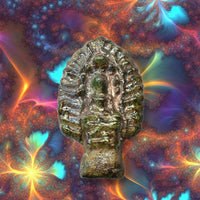 Statuette Phra Naphok en verre alchimique Met Rae. La Magie du Bouddha.