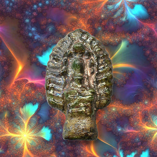 Statuette Phra Naphok en verre alchimique Met Rae. La Magie du Bouddha.