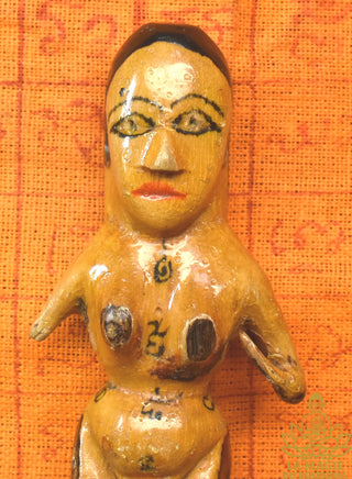 Statuette médicinale féminine en bois sacré Mae Phaya Tao Héo - Très Vénérable Ajarn Sané La Magie du Bouddha.