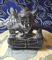 Statuette ancienne en bois noir de Phra Pirab – Premiers temps du XXe siècle La Magie du Bouddha.
