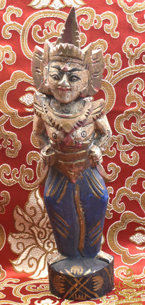 Apsara balinaise en bois peint – Statuette artisanale fin XXe siècle La Magie du Bouddha.