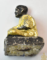 Statuette ancienne de Luang Phor Thuat avec Phra Siwali et perles reliques sarira