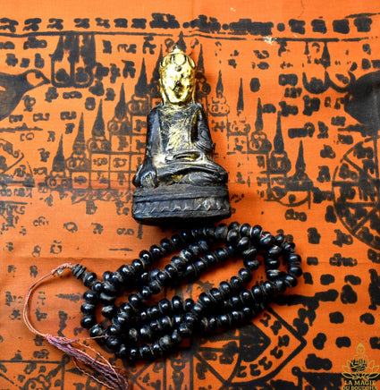 Lot sacré ancien bénit par Luang Phor Uthama – Statue de Phra Upakut, chapelet des 108 temples et Pa Yant de Mae Nang Kwak La Magie du Bouddha.