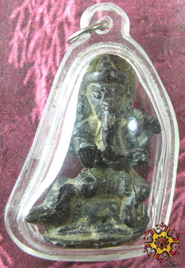 Statuette ancienne du Dieu éléphant Ganesh monté sur le rat Mooshika. La Magie du Bouddha.