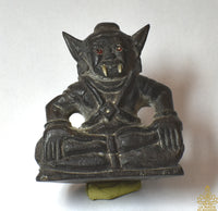 Statuette ancienne en bois noir de Phra Pirab – Premiers temps du XXe siècle La Magie du Bouddha.