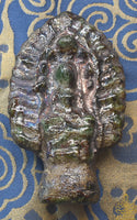Statuette Phra Naphok en verre alchimique Met Rae. La Magie du Bouddha.