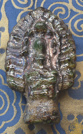 Statuette Phra Naphok en verre alchimique Met Rae. La Magie du Bouddha.