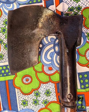 Doloire de charpentier ancienne forgée – Première moitié du XIXe siècle La Magie du Bouddha.