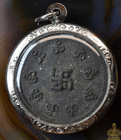 Amulette noire Luang Phor Thuat – Éléphants & Svastika sacrée (Phutta Uttayan Maharaj, 2010) La Magie du Bouddha.